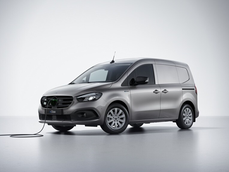 Der Mercedes-Benz eCitan Kastenwagen mit eingestecktem Ladekabel.
