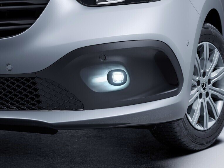 Die Nebelscheinwerfer in LED-Technik aus dem Licht-Paket des Mercedes-Benz eCitan Kastenwagen.