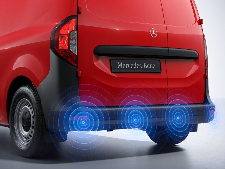 Die Einparkhilfe hinten des Mercedes-Benz eCitan Kastenwagen.