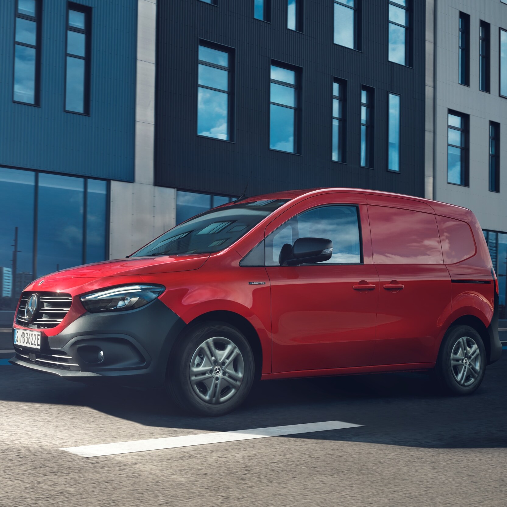 Der Mercedes-Benz eCitan Kastenwagen in Rot vor einem Gebäude.