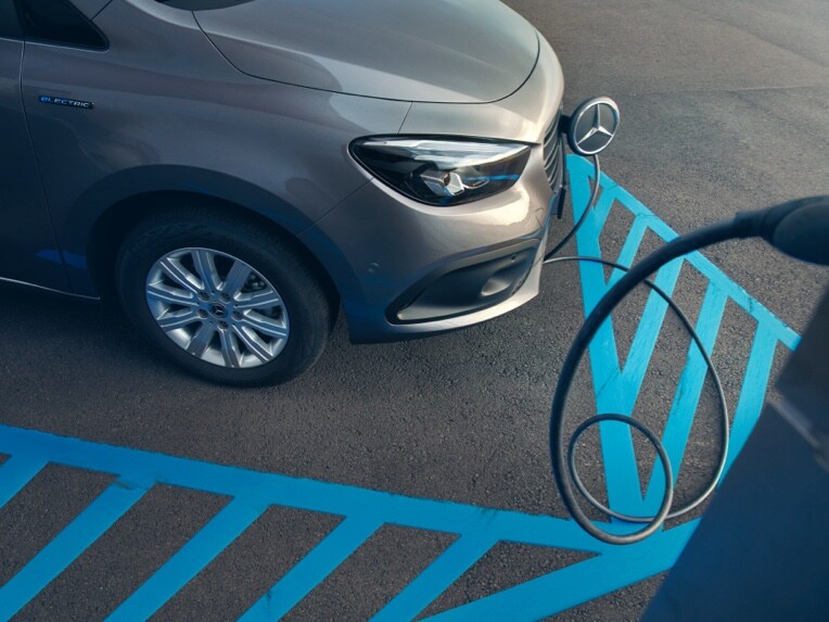 Der Mercedes-Benz eCitan Tourer beim Laden.