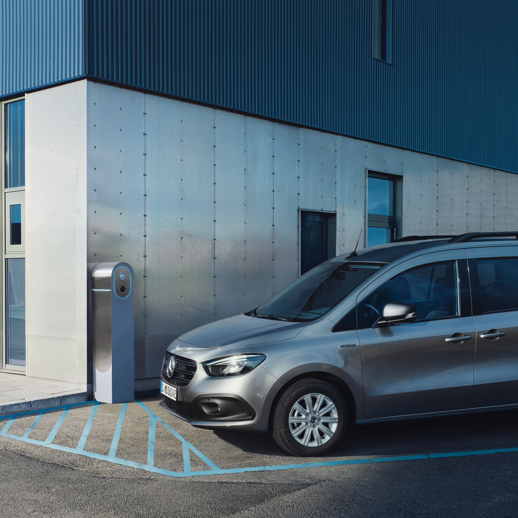 Der eCitan Tourer von Mercedes-Benz an einer Ladestation.