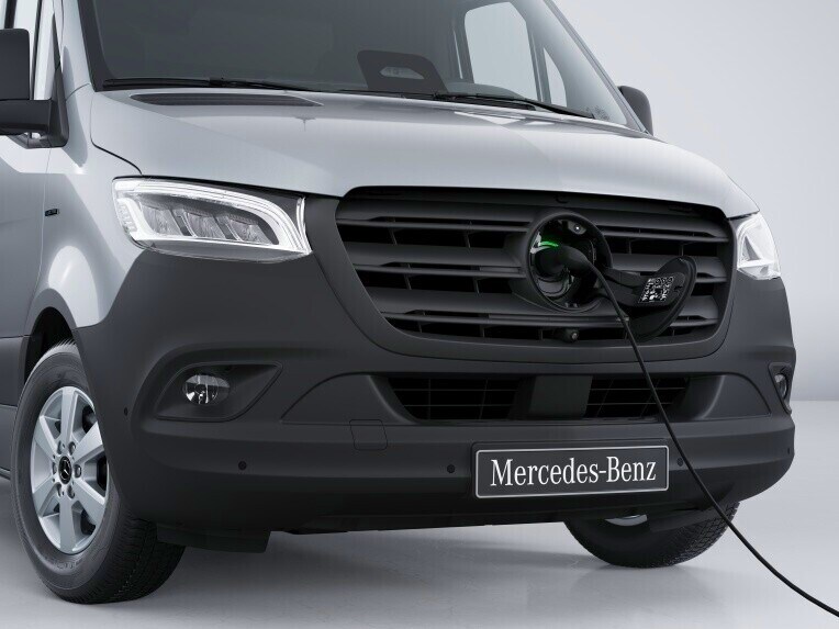 Das Mercedes-Benz eSprinter Fahrgestell mit gestecktem Ladekabel wird über die CCS-Ladedose mit bis zu 115 kW geladen.