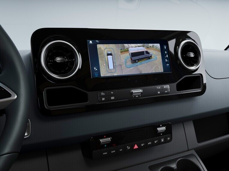 Das Display im Mercedes-Benz eSprinter Fahrgestell zeigt eine über die 360° Kamera projizierte Parksituationen.