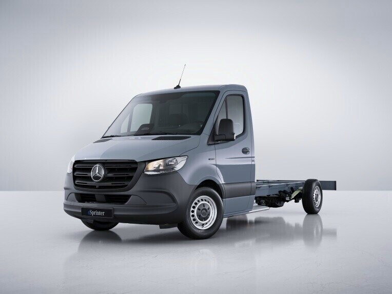 Das Mercedes-Benz eSprinter Fahrgestell in der Ausstattungslinie BASE steht in einer hellen Studioumgebung.