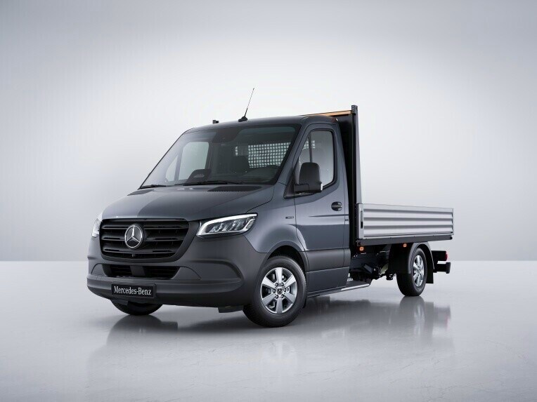 Das Mercedes-Benz eSprinter Fahrgestell mit Elektromotor 150 kW in einer hellen Studioumgebung.
