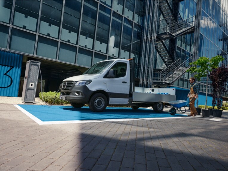 Das Mercedes-Benz eSprinter Fahrgestell mit Hochvoltbatterie parkt während des Ladevorgangs.