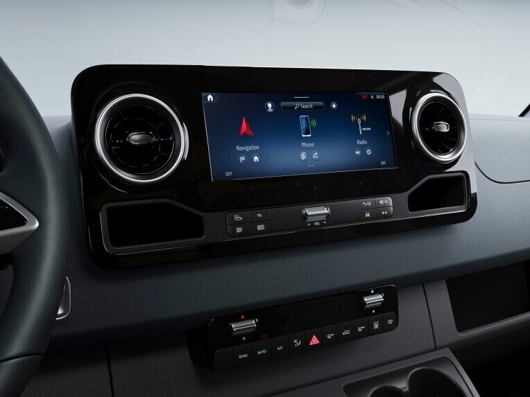 Das MBUX Multimediasystem mit 10,25-Zoll Touchscreen im Mercedes-Benz eSprinter Fahrgestell zeigt eine Navigation.