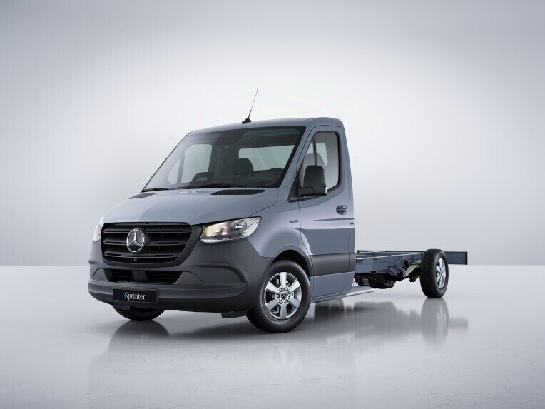 Das Mercedes-Benz eSprinter Fahrgestell in der Ausstattungslinie PRO steht in einer hellen Studioumgebung.