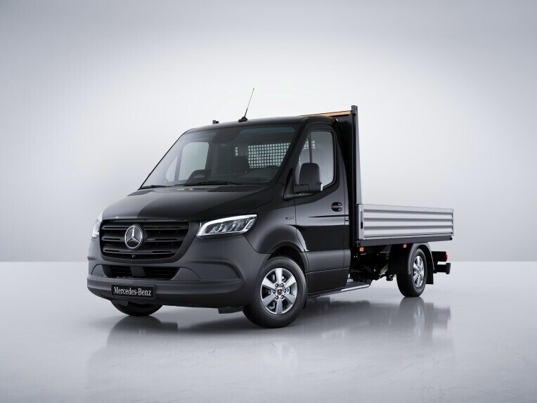 Das Mercedes-Benz eSprinter Fahrgestell in der Ausstattungslinie SELECT steht in einer hellen Studioumgebung.