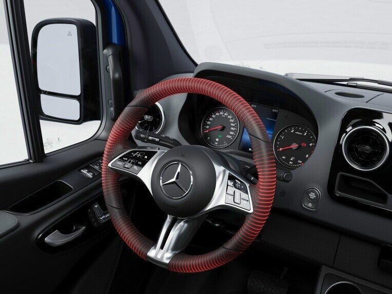 Eine Visualisierung des beheizten Lenkrads im Mercedes-Benz eSprinter Fahrgestell, bei dem die beheizten Stellen rot markiert sind.