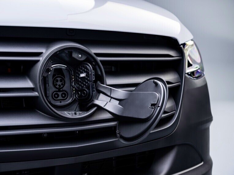 Die geöffnete CCS-Ladedose im Kühlergrill des Mercedes-Benz eSprinter Fahrgestells. 