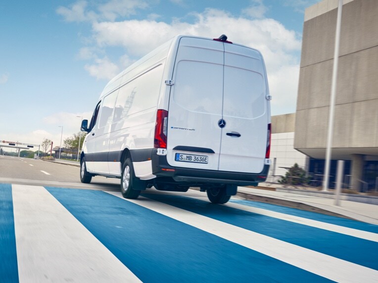 Der Mercedes-Benz eSprinter Kastenwagen im Straßenverkehr.