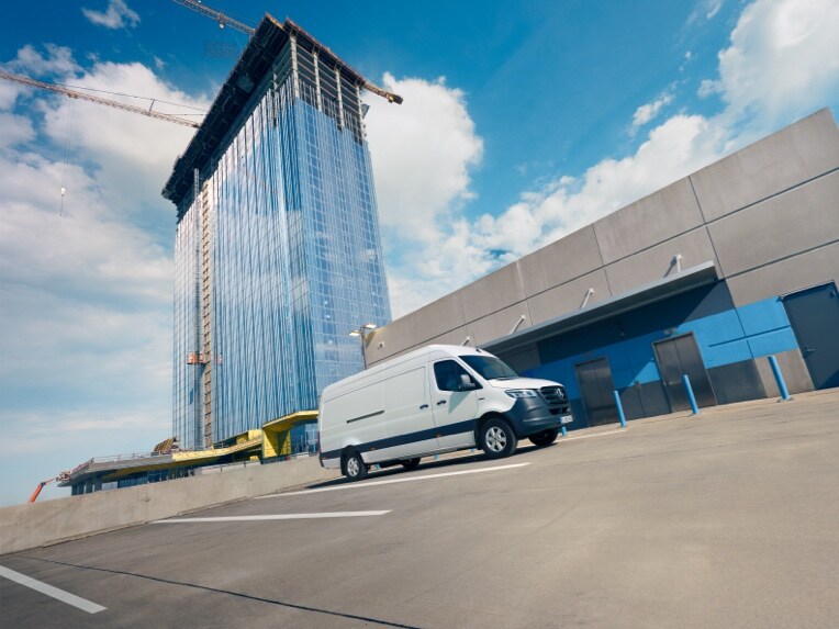 Der Mercedes-Benz eSprinter Kastenwagen auf einer Parkfläche.