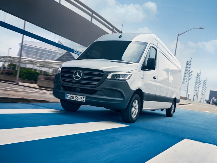 Der Mercedes-Benz eSprinter Kastenwagen unterwegs in der Stadt.
