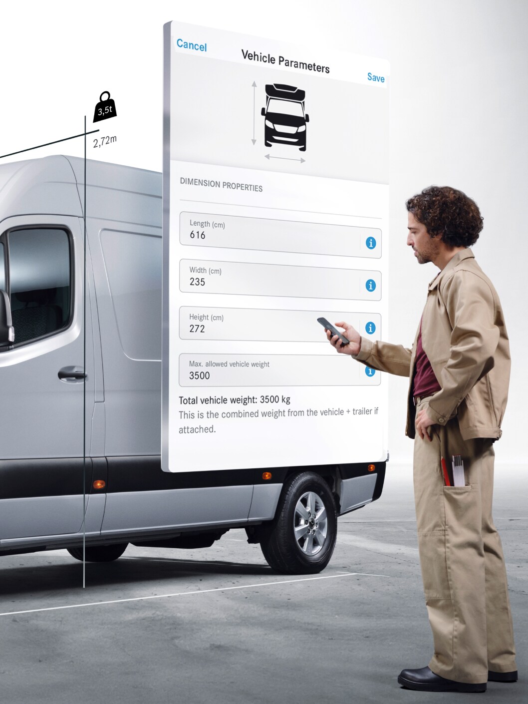 Eine Person bedient eine App vor dem Mercedes-Benz eSprinter Kastenwagen.