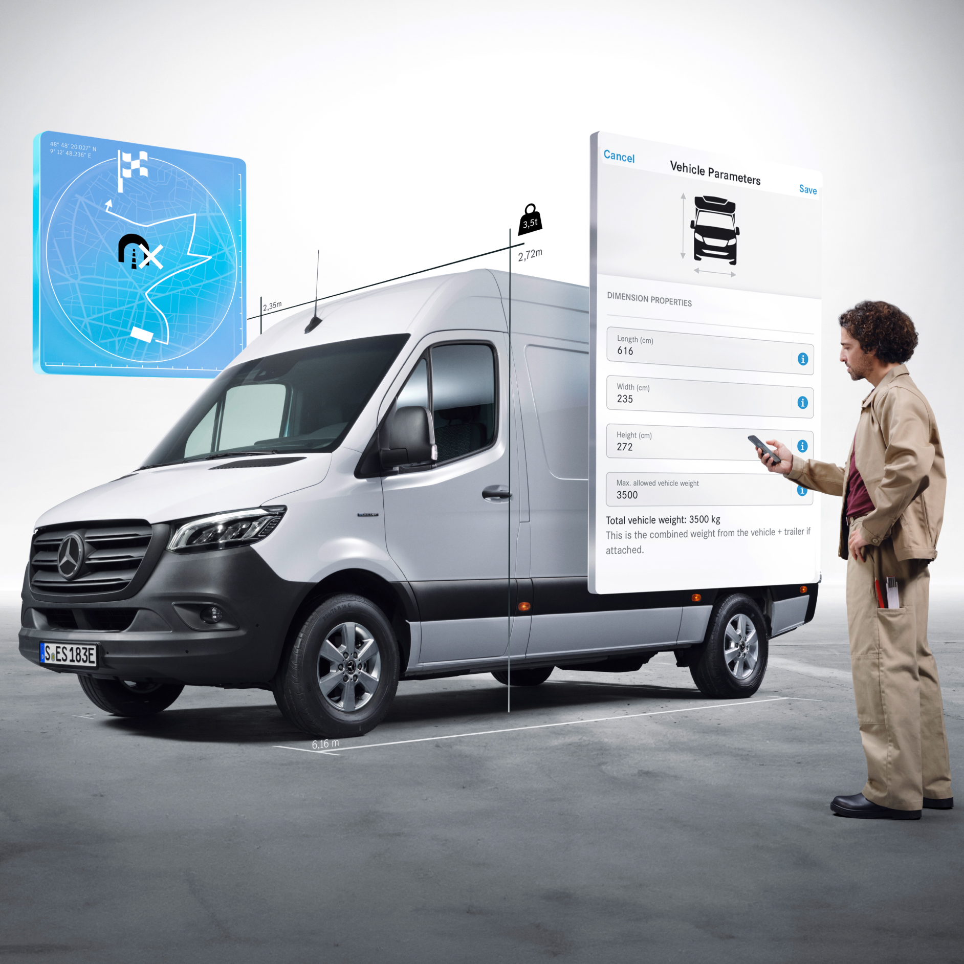 Digitale Extras | Mercedes-Benz Eine Person bedient eine App vor dem Mercedes-Benz eSprinter Kastenwagen.