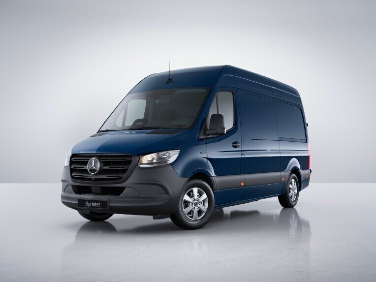 Ein dunkelblauer Mercedes-Benz eSprinter Kastenwagen in der Ausstattungslinie BASE vor einer hellen Studiokulisse.