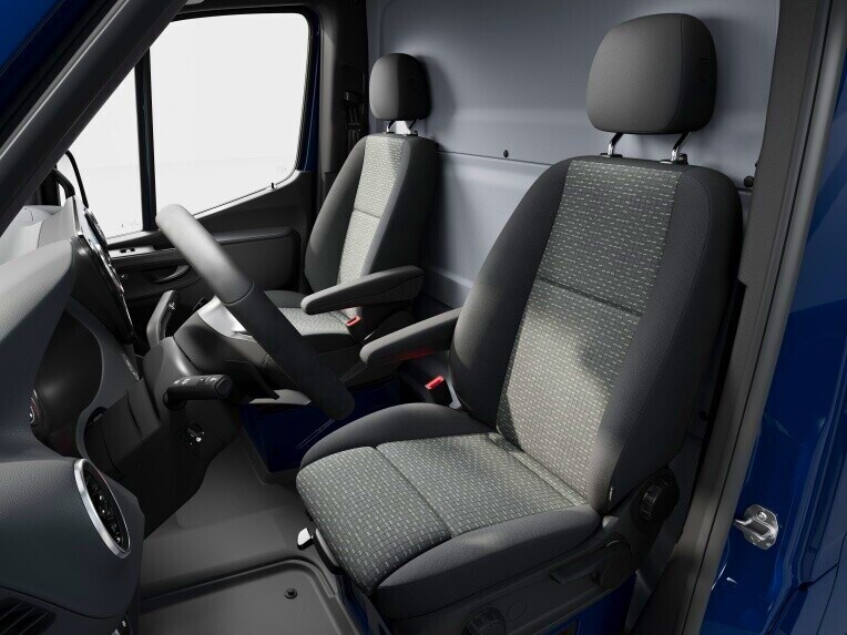 Der Komfort-Fahrer- und Beifahrersitz in einem Mercedes-Benz eSprinter Kastenwagen.