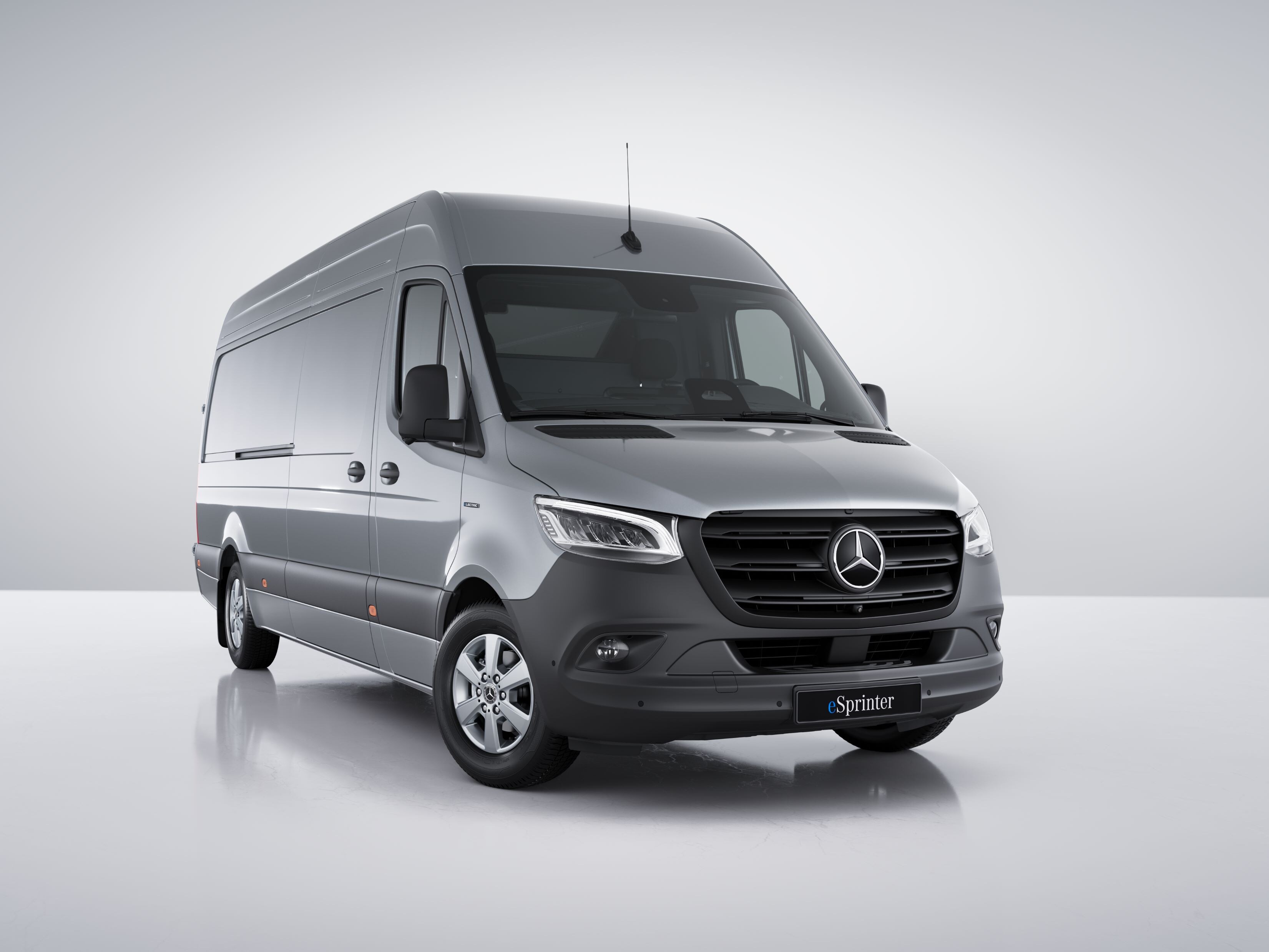 Ein silberner eSprinter Kastenwagen in seitlicher Frontansicht.