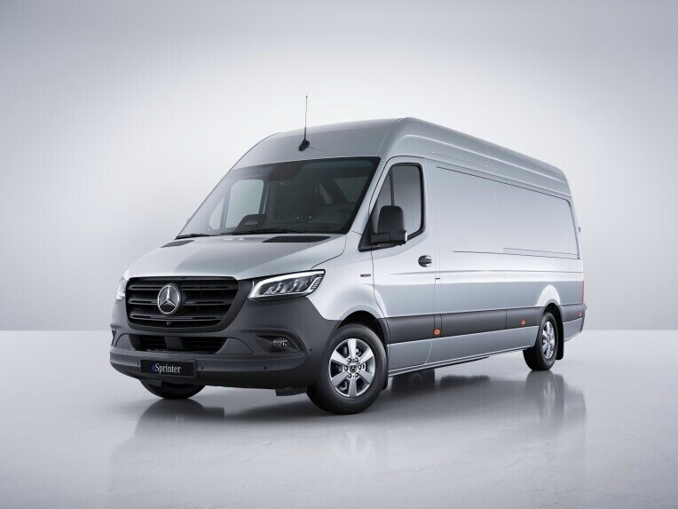 Ein Mercedes-Benz eSprinter Kastenwagen in der Ausstattungslinie SELECT vor einer hellen Studiokulisse.