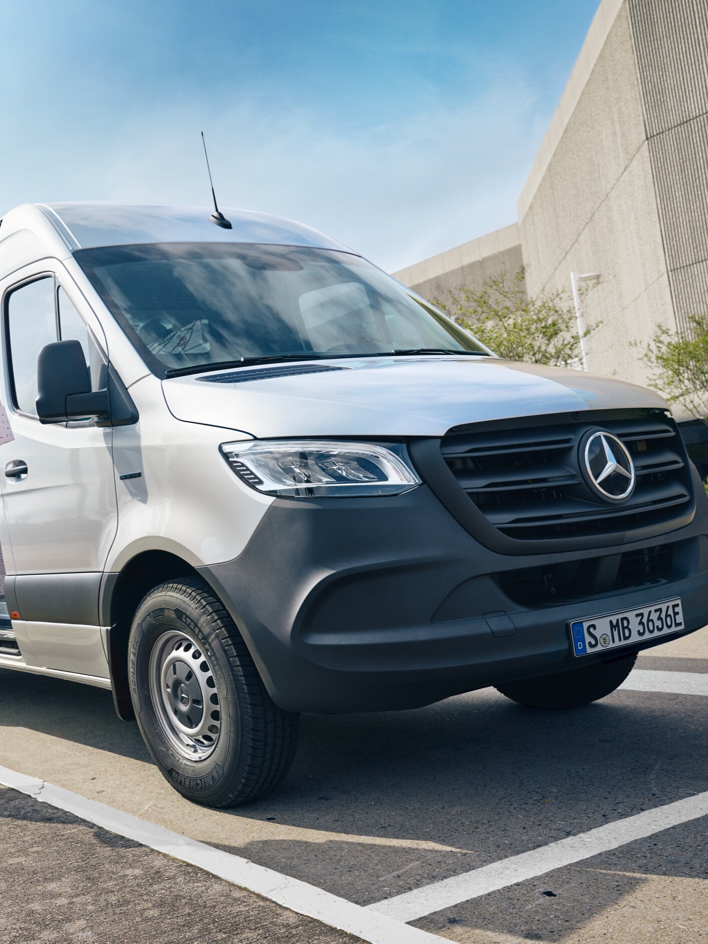 Eine Person entlädt einen Mercedes-Benz eSprinter Kastenwagen mit einer Branchenlösung von VanSolution.