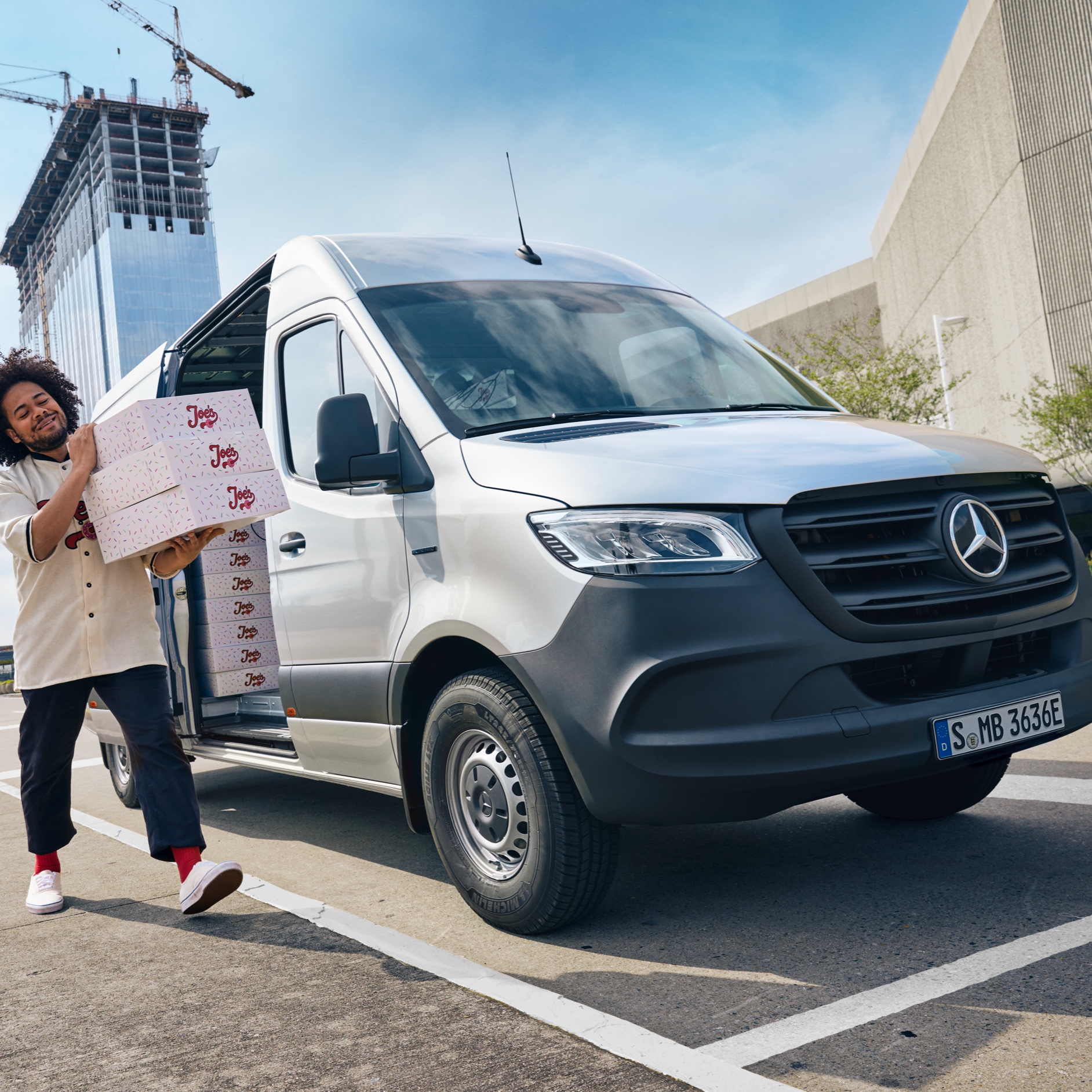 VanSolution | eSprinter Kastenwagen | Mercedes-Benz Eine Person entlädt einen Mercedes-Benz eSprinter Kastenwagen mit einer Branchenlösung von VanSolution.
