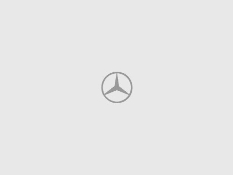 Der Mercedes-Benz eSprinter Kastenwagen mit eingestecktem Ladekabel.