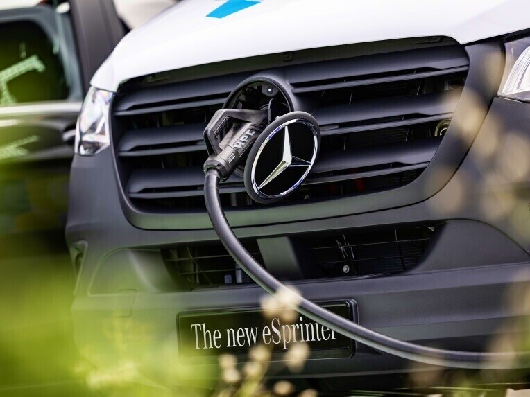 Die CCS-Ladedose des Mercedes-Benz eSprinter Kastenwagen mit gestecktem Ladekabel.