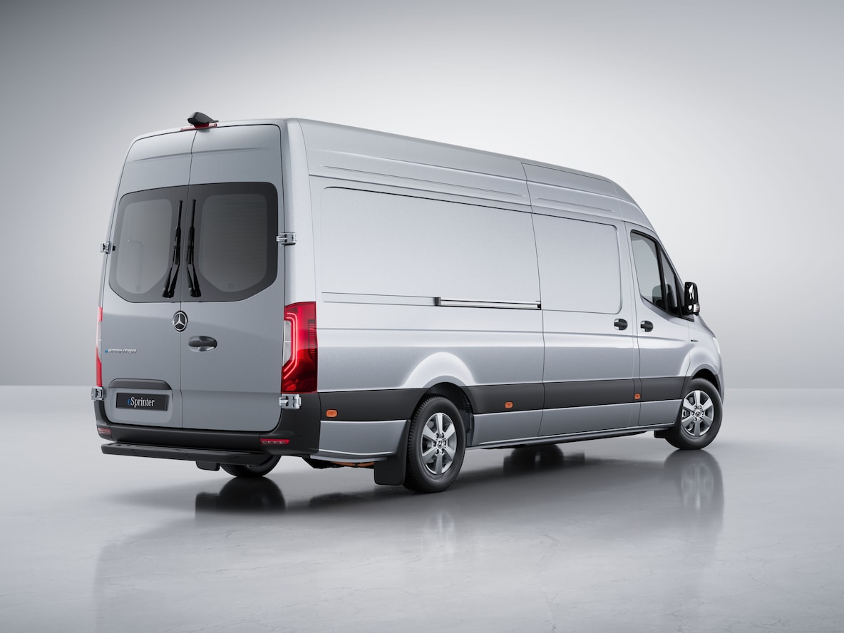 Das Exterieur eines silbernen Mercedes-Benz eSprinter Kastenwagens von schräg hinten.