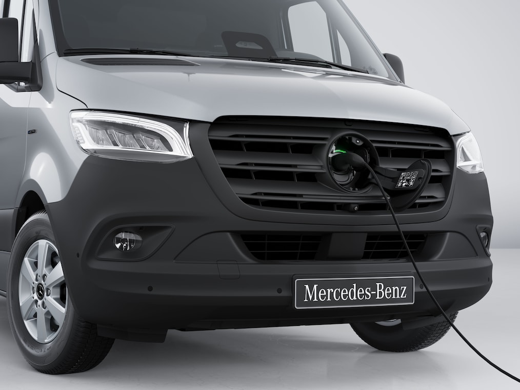 Die Ladedose am Mercedes-Benz eSprinter Kastenwagen mit eingestecktem Ladekabel.