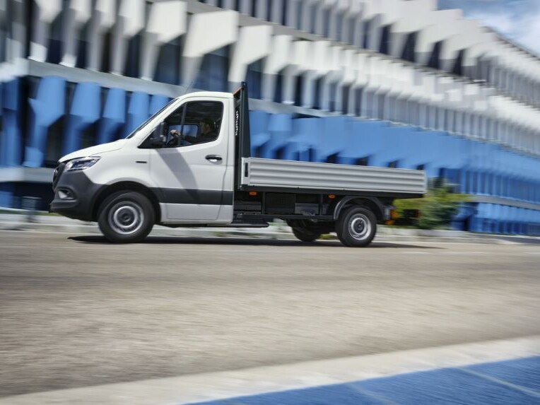Das Mercedes-Benz eSprinter Pritschenfahrzeug auf der Straße.