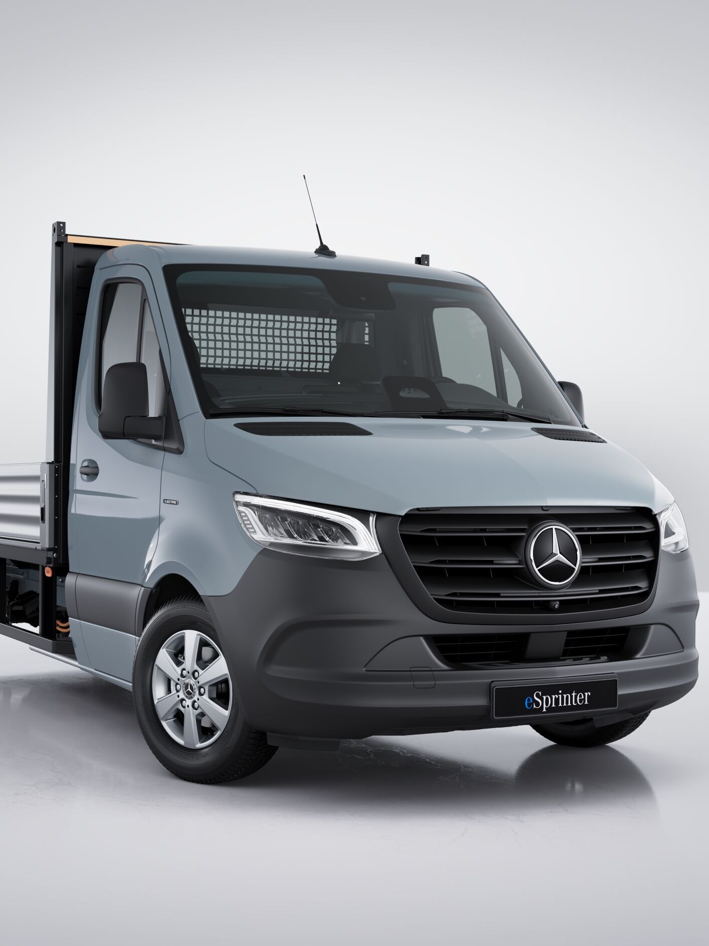 Das Mercedes-Benz eSprinter Pritschenfahrzeug vor einer hellen Studiokulisse.