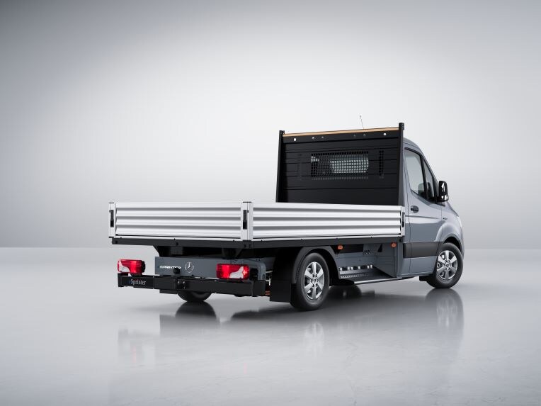 Das Mercedes-Benz eSprinter Pritschenfahrzeug mit 81 kWh-Hochvoltbatterie.