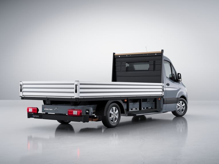 Das Mercedes-Benz eSprinter Pritschenfahrzeug mit 113 kWh-Hochvoltbatterie.