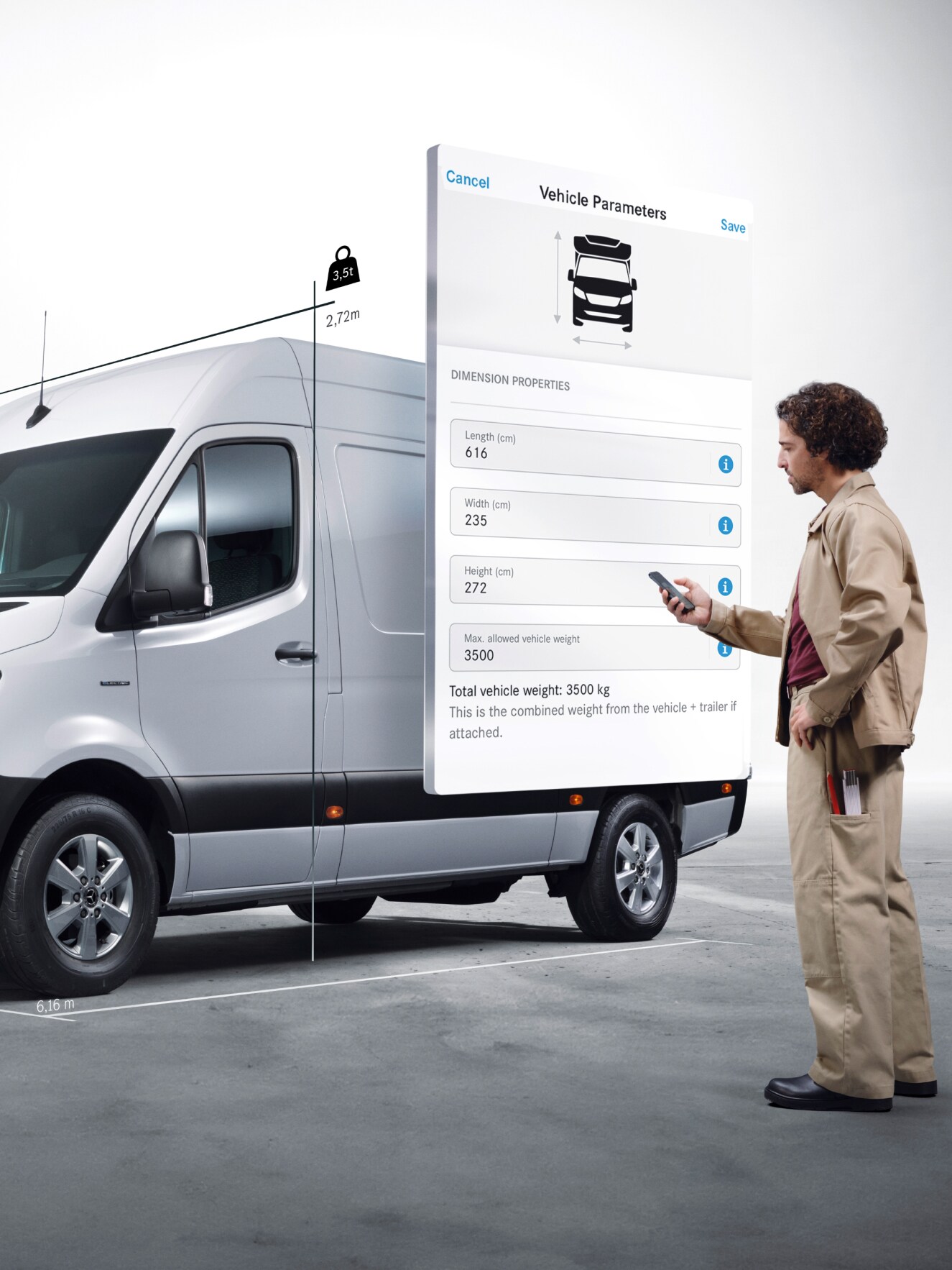 Eine Person bedient die Digitalen Extras auf dem Smartphone vor einem Mercedes-Benz eSprinter Pritschenfahrzeug.