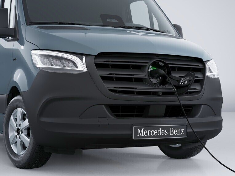 Die CCS-Ladesteckdose am Mercedes-Benz eSprinter Pritschenfahrzeug mit eingestecktem Ladekabel.