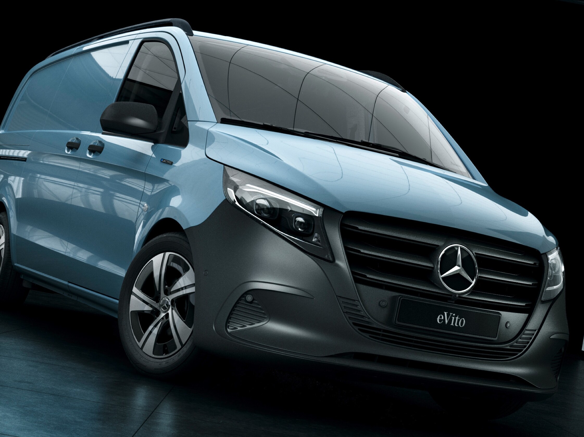 Ein hellblauer eVito steht in einem abgedunkelten Verkaufsraum von Mercedes-Benz.