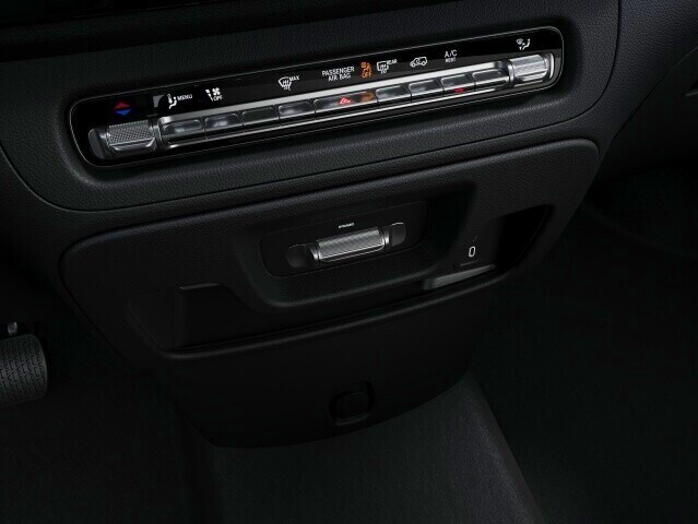 Das Bedienfeld der halbautomatisch geregelten Klimaanlage TEMPMATIC im eVito Kastenwagen.