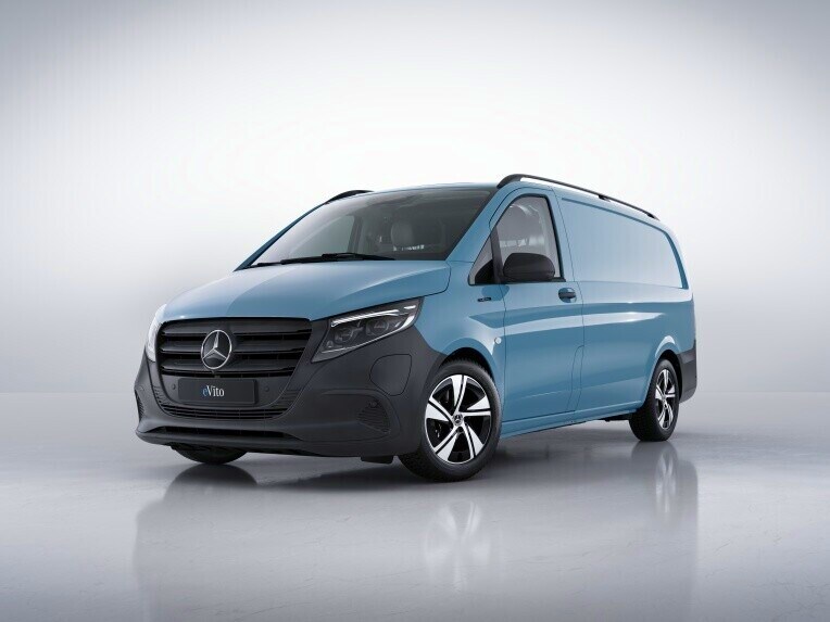 Ein blauer eVito Kastenwagen in einer seitlichen Frontansicht in einer hellen Studioumgebung.