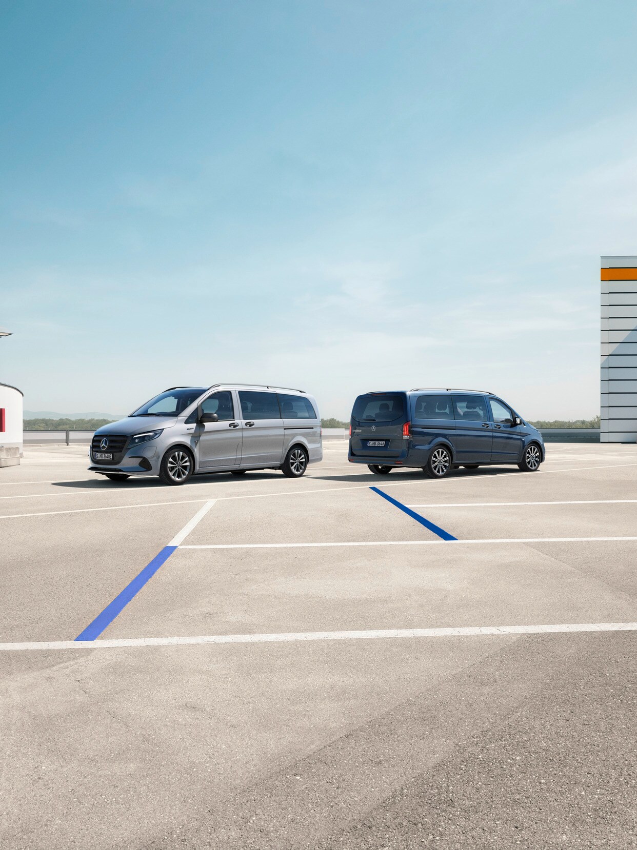 Der Vito Tourer und der eVito Tourer von Mercedes-Benz stehen auf einem Parkplatz.