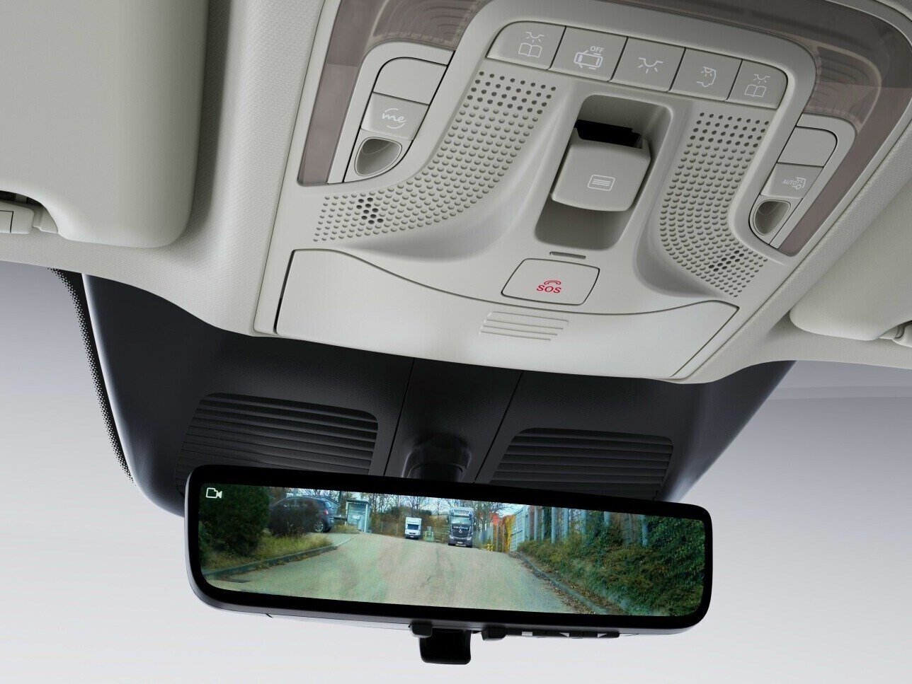 Der digitale Innenspiegel, der die Straße hinter dem Mercedes-Benz eVito zeigt.