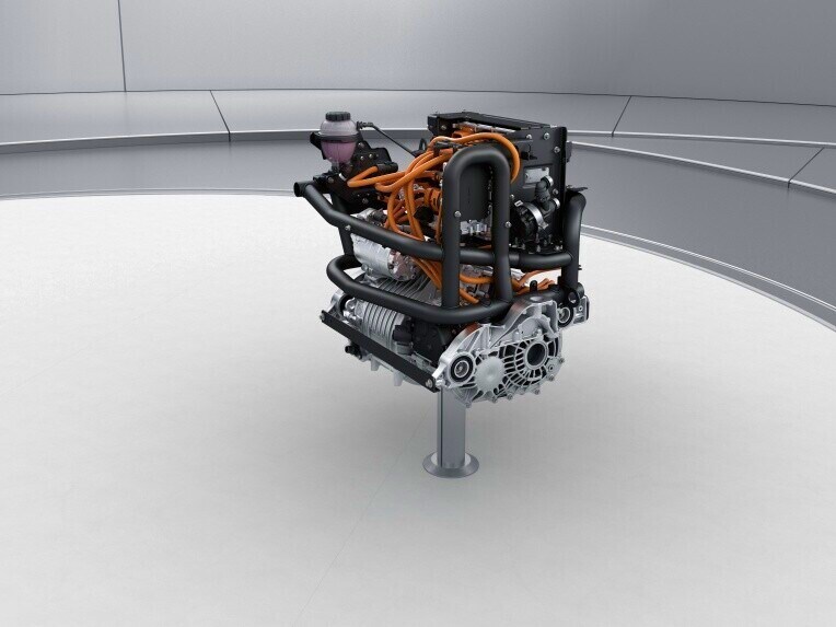 Der einzelne Elektromotor des eVito Kastenwagen in einer hellen Studioumgebung.