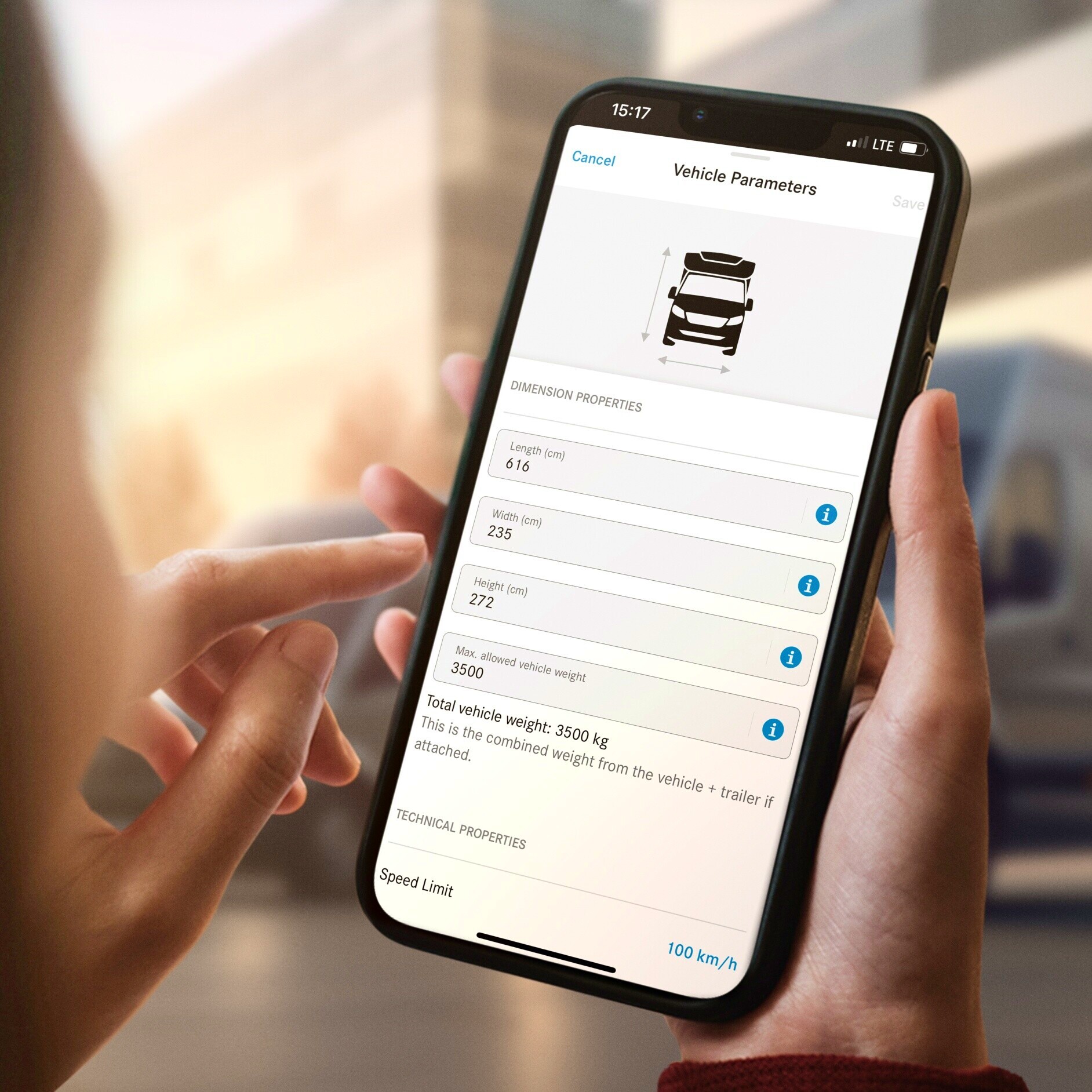 Digitale Extras | Sprinter Fahrgestell | Mercedes-Benz Jemand hält ein Handy in der Hand und hat die Digitale Extras App geöffnet, um Fahrzeug Parameter anzuschauen.