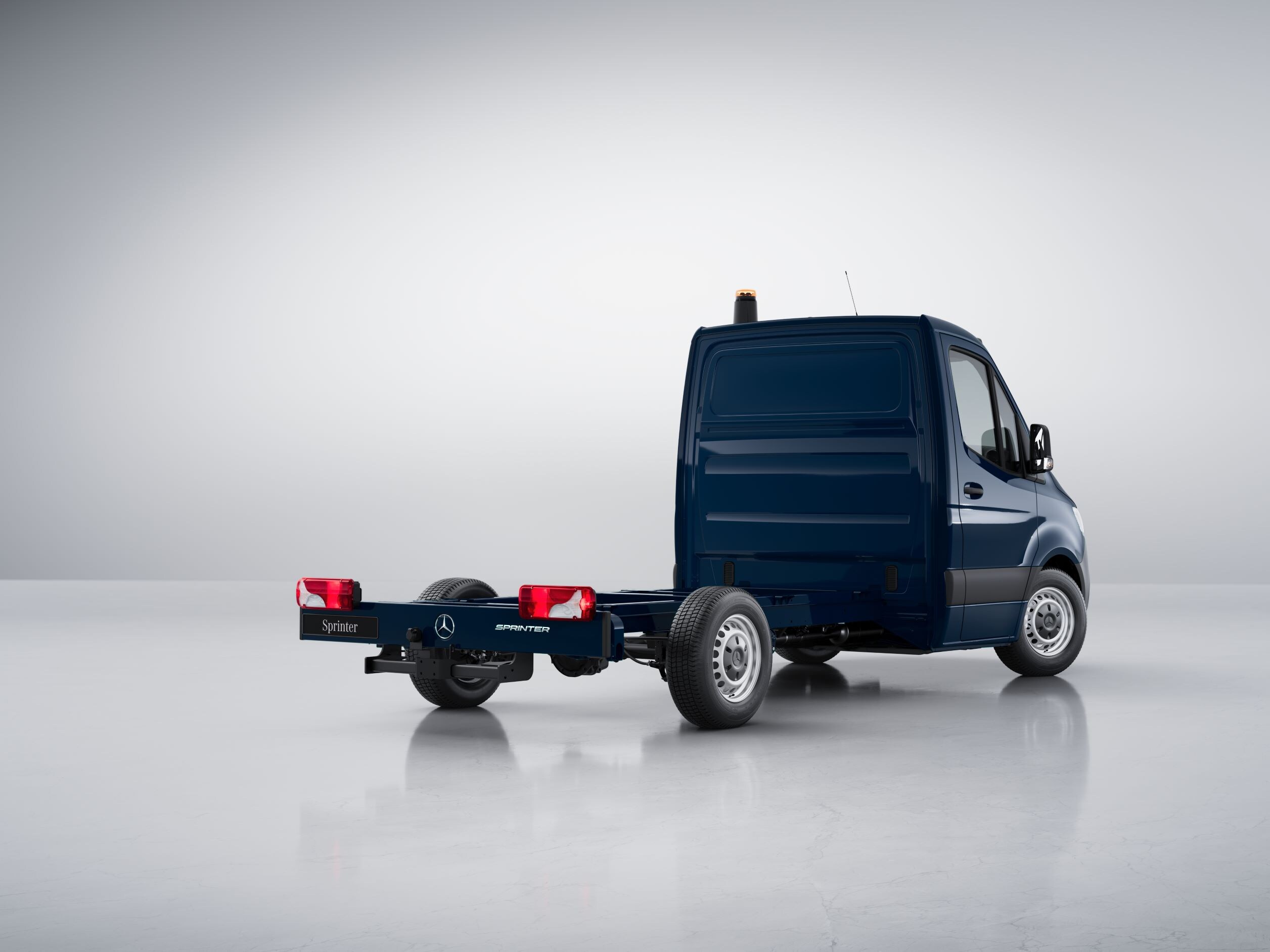 Das Mercedes-Benz Sprinter Fahrgestell in einer seitlichen Rückansicht auf neutralem Grund.