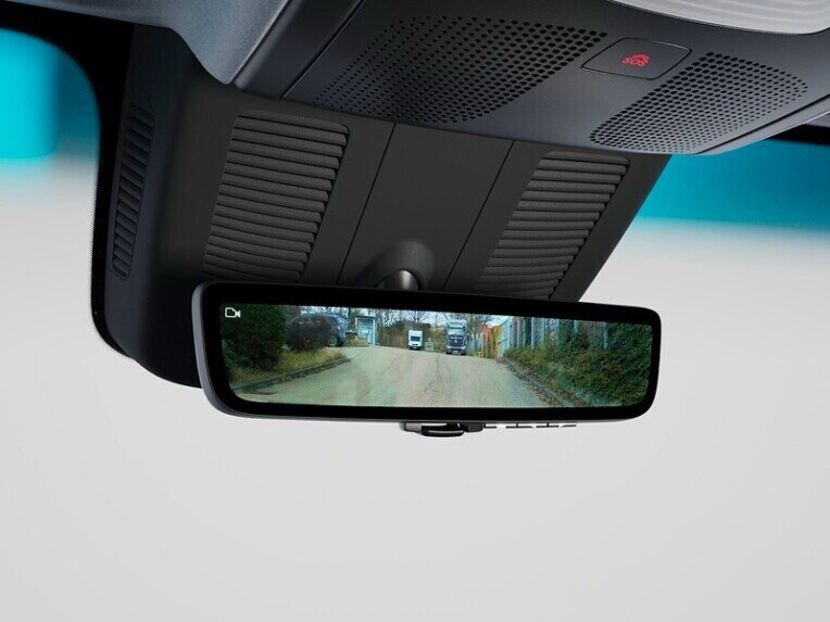 Die Innenspiegelanzeige der Rückfahrkamera im Mercedes-Benz Sprinter Fahrgestell.