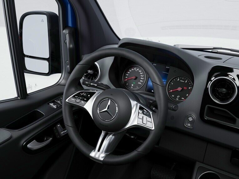 Das Multifunktionslenkrad mit Touch-Bedienfeldern für den TEMPOMAT im Mercedes-Benz Sprinter Fahrgestell.