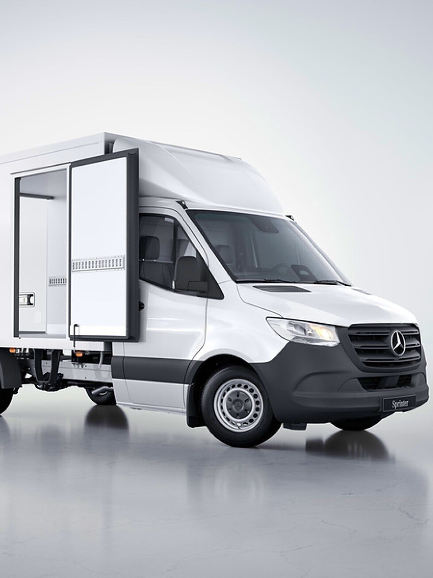 Eine Seitenansicht des Mercedes-Benz Sprinter Fahrgestell mit geöffneter Seiten- und Hecktür in einer hellen Studioumgebung.