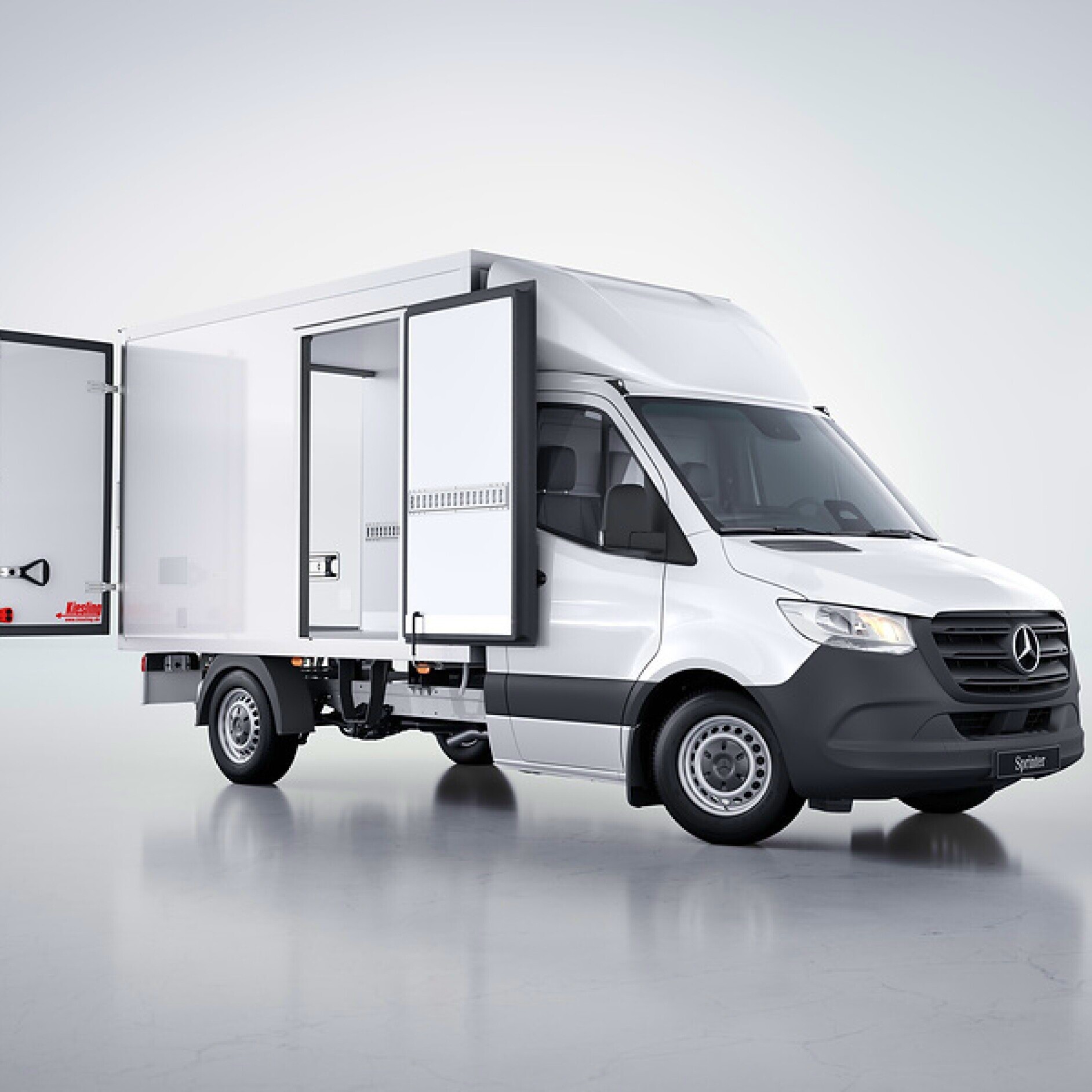 VanSolution | Sprinter Fahrgestell | Mercedes-Benz Eine Seitenansicht des Mercedes-Benz Sprinter Fahrgestell mit geöffneter Seiten- und Hecktür in einer hellen Studioumgebung.