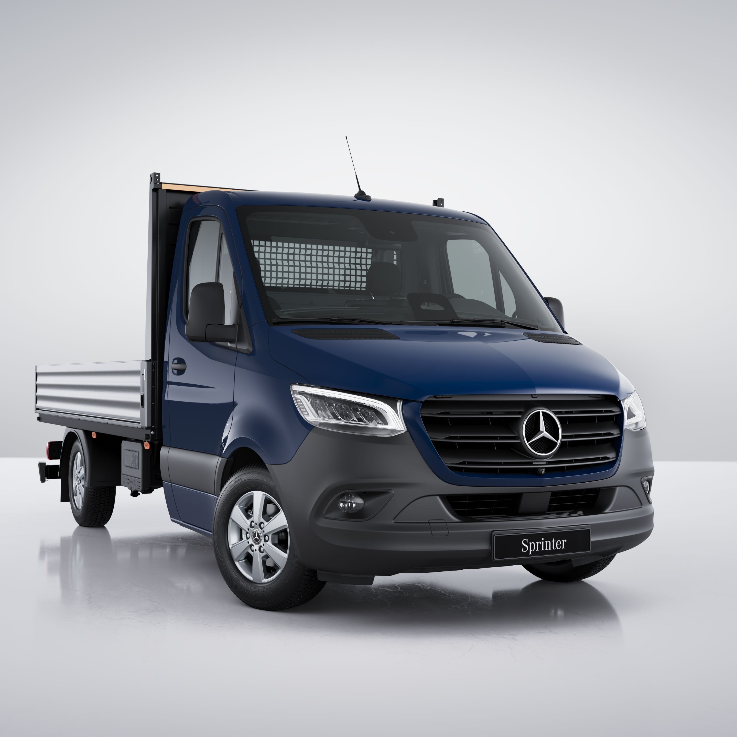 Das  Sprinter Pritschenfahrzeug von Mercedes-Benz in Dunkelblau auf neutralem Grund.